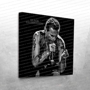 Op de afbeelding: Zwart-witfoto van een man die in een microfoon zingt. De tekst "Black Celebration" is zichtbaar op de achtergrond.