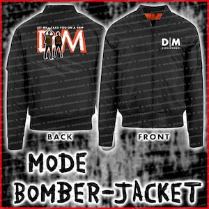 Könnte beinhalten: Schwarze Bomberjacke mit einem weißen "DM"-Logo auf der Vorderseite und einer Grafik von drei Personen mit dem Text "Let me take you on a trip" und "DM" auf der Rückseite.