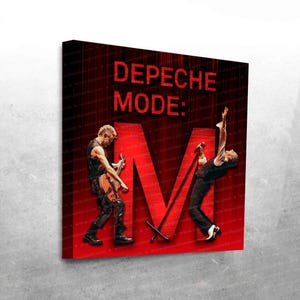 Op de afbeelding: Een canvas print met de band Depeche Mode. De afbeelding toont twee bandleden die optreden tegen een rode achtergrond met de naam van de band in grote, verlichte letters. Eén lid speelt gitaar, de ander zingt in een microfoon.