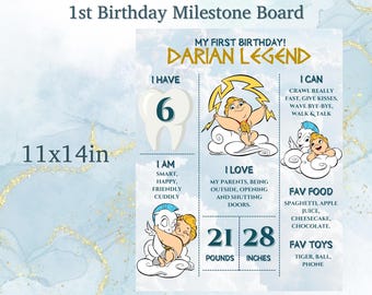 Op de afbeelding: Een gepersonaliseerd 1e verjaardagsmijlpaalbord met de tekst "1st Birthday Milestone Board" en "Darian Legend". Het bord bevat de leeftijd van het kind, het gewicht (9,5 kg), de lengte (71 cm), favoriete dingen en een Hercules-thema.