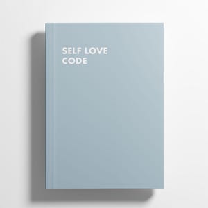 Könnte beinhalten: Ein hellblaues Buch mit dem weißen Text "SELF LOVE CODE". Das rechteckige Buch hat einen Schatten auf der linken Seite und befindet sich vor einem weißen Hintergrund.