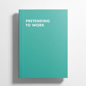 Könnte beinhalten: Ein türkisfarbenes Buch mit dem weißen Text "PRETENDING TO WORK". Das rechteckige Buch wirft einen Schatten auf der linken Seite und liegt auf weißem Grund.