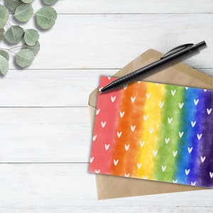 Carte pliable imprimable coeurs arc-en-ciel. Blanc à l'intérieur, parfait pour toutes les occasions.