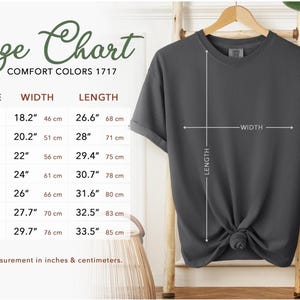 以下が含まれることがあります： Tシャツのサイズチャートで、インチとセンチメートルで測定されています。チャートは、S、M、L、XL、2XL、3XL、4XLのサイズにおけるTシャツの幅と長さを示しています。