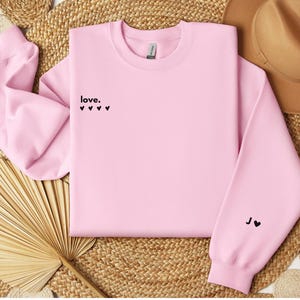 Sudadera personalizada con inicial en la manga, sudadera con corazón de amor, regalo de San Valentín, sudadera con capucha de pareja con corazón, regalo de cumpleaños para esposa, regalo de aniversario