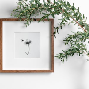 Biene und Blumen-Skizzendruck, INSTANT digital herunterladbare Kunst, Bienen Kunstwerk, einfache Biene Druck, minimalistische Schwarz-Weiß-Druck