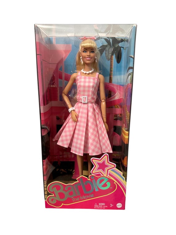 Muñeca Barbie La Película Margot Robbie con vestido a cuadros rosa