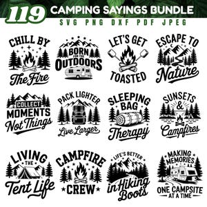 Puede incluir: Una colección de 12 diseños en blanco y negro con temática de camping, con frases como "Chill by the Fire" y "Born for the Outdoors". Cada diseño presenta ilustraciones de fogatas, tiendas de campaña y montañas.