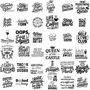 Könnte beinhalten: Eine Sammlung von schwarz-weißen Grafikdesigns mit verschiedenen Zitaten und Phrasen. Die Designs enthalten Texte wie "Wander Often", "Stay Pawsitive", "Queen of the Castle" und "Be a Pineapple". Geeignet für Wandkunst oder Kleidung.