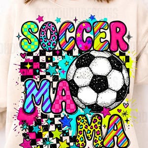 Fotbollsmamma PNG Färgglada Retro Rutiga Leopard Regnbågsbokstäver Fotbollsmamma Grafisk Matchdag Skjorta Design Sublimering Digital Nedladdning