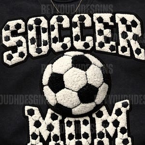 サッカーママクラブのシェニールパッチスタイルPNG、バーシティタフテッドヤーンレタリング、ヒョウ柄スポーツママグラフィック、昇華プリントシャツデザイン