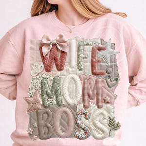 Vrouw moeder baas PNG patchwork quilt typografie, zachte pastelkleurige letters, vrouwelijk stoffenontwerp, gezellige esthetiek, digitale download