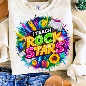 Eu ensino estrelas do rock png, de volta às aulas PNG, design de camisa de professor PNG,, Doodle brilhante, retrô, professor engraçado, PNG, caneca escolar
