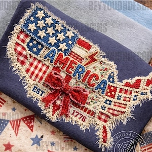 Può includere: Un tessuto blu navy con una mappa degli Stati Uniti, realizzato con cuciture rosse, bianche e blu. La parola "AMERICA" è ben visibile, insieme a un fiocco rosso e l'anno "1776". Il design include stelle e strisce.