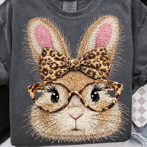 Häschen-Stickerei PNG, Faux Garn Applikation Kaninchen mit Brille, High Detail Ostern Sublimation DTF Design