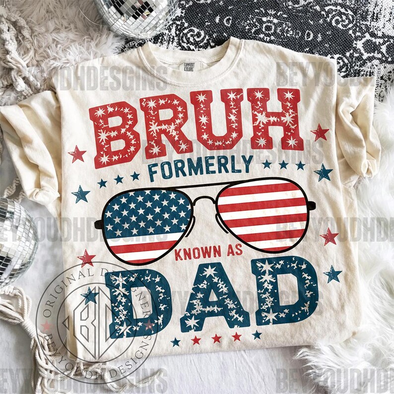 Puede incluir: Camiseta color crema con el texto "BRUH FORMERLY KNOWN AS DAD" en rojo y azul. El dise&ntilde;o incluye gafas de sol con un patr&oacute;n de bandera americana y detalles de estrellas.
