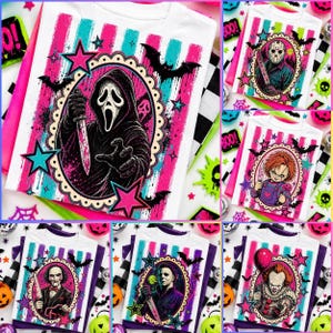 Puede incluir: Una camiseta blanca con un estampado gráfico del personaje Ghostface de la franquicia Scream sosteniendo un cuchillo, enmarcado por un borde ovalado festoneado, rodeado de rayas verticales rosas y turquesas, murciélagos negros y estrellas.