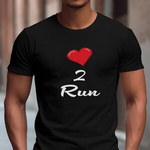 ランナーシャツ、Love to Run Tシャツ、Heart to Runシャツ、マラソンシャツ、ランニングトラックシャツ、バレンタインデーシャツ、ワークアウトシャツ、ランTシャツ