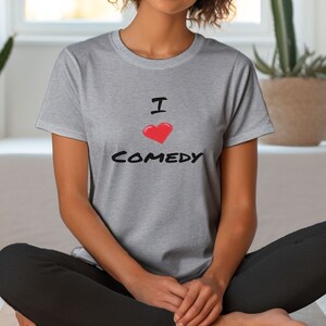 Camiseta "Eu amo comédia", camiseta de coração - camiseta unissex de manga curta, camiseta com piadas engraçadas, camiseta com estampa de humor, presente de stand-up comedy, fã de comediantes