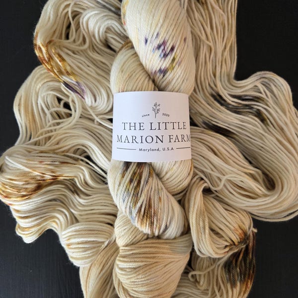 Cantera - Hilo de merino fino de 4 capas, 100 % peso DK, no súper lavable. 100 g, 231 yardas, motas de color marrón dorado y gris sobre una base de color crema. 20,5 micrones.