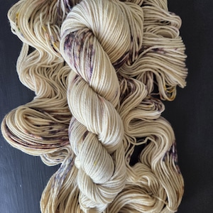 Scribbly Gum - 4-ply 100% non-super wash DK weight fine merino yarn. Neutral, cream, gray, speckles 100g, 231 yards. 20.5 micron.