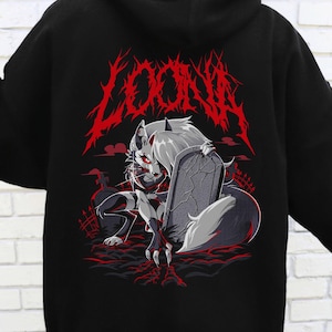 Puede incluir: Sudadera con capucha negra con un gráfico rojo y blanco de una criatura parecida a un lobo y la palabra "LOONA" en rojo. El gráfico presenta una lápida y una estética oscura y gótica. La sudadera tiene un logo de "Entrega rápida".