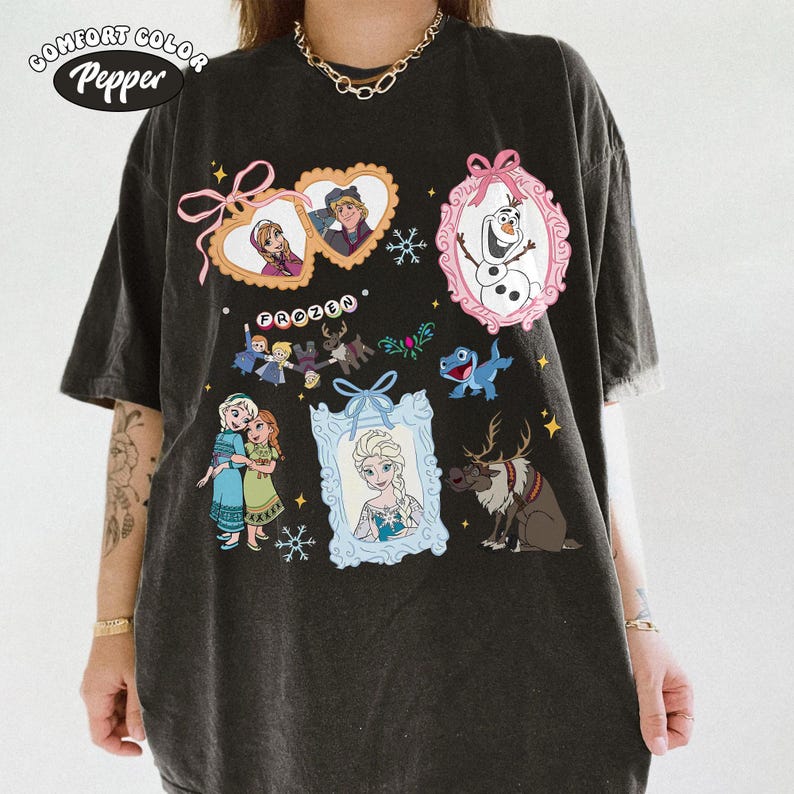 Coquette Rosetter Akvarell Frost T-shirt, Retro Elsa & Anna Prinsessa T-shirt, Olaf Sven, Vintage Magic Kingdom Disneyland Familjeresa T-shirts bild 4
