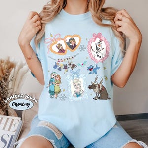 Coquette Rosetter Akvarell Frost T-shirt, Retro Elsa & Anna Prinsessa T-shirt, Olaf Sven, Vintage Magic Kingdom Disneyland Familjeresa T-shirts bild 3