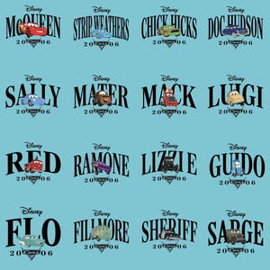 Op de afbeelding: Een lichtblauwe achtergrond toont personages uit de Disney Cars-film. De namen en afbeeldingen van personages zoals Bliksem McQueen, Sally en Takel zijn zichtbaar, samen met het Disney-logo en de tekst "20 Cars 06."