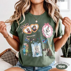 Coquette Rosetter Akvarell Frost T-shirt, Retro Elsa & Anna Prinsessa T-shirt, Olaf Sven, Vintage Magic Kingdom Disneyland Familjeresa T-shirts bild 5