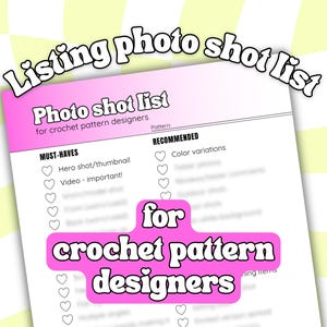 Op de afbeelding: Een roze en witte checklist getiteld "Photo shot list for crochet pattern designers". De lijst bevat "Must-Haves" en "Recommended" foto-ideeën. De woorden "Listing photo shot list" en "for crochet pattern designers" zijn ook zichtbaar.