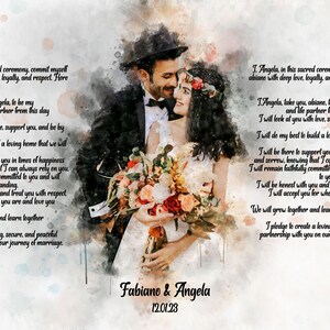 Puede incluir: Una pintura de acuarela de una pareja en su día de boda. La novia lleva un vestido blanco y una corona de flores. El novio lleva un traje negro y un sombrero negro. La pareja sostiene un ramo de flores. La pintura está rodeada de texto que dice "Yo, Fabiane, en esta ceremonia sagrada, me comprometo con Angela con un amor profundo, lealtad y respeto. Aquí está el voto matrimonial: Yo, Angela, te tomo a ti, Angela, para ser mi esposo y la pareja a partir de este día. Te miraré con amor, te apoyaré y estaré a tu lado siempre. Haré todo lo posible para construir un hogar amoroso que compartiremos. Estaré ahí para apoyarte en tiempos de felicidad y tristeza, sabiendo que siempre puedo contar contigo. Me mantendré fielmente comprometido contigo y te escucharé con comprensión. Seré honesto contigo y te trataré con respeto. Te aceptaré por quien eres y te amaré incondicionalmente. Creceremos juntos y aprenderemos juntos a lo largo de nuestras vidas. Me comprometo a crear una asociación amorosa, segura y pacífica contigo en nuestro viaje matrimonial. Fabiano & Angela 12.01.23"
