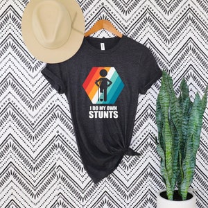 T-shirt divertente Faccio le mie acrobazie, regalo per lesioni ai piedi delle gambe rotte Guarisci presto, supporto per gesso in gesso per il recupero dopo l&#39;intervento chirurgico