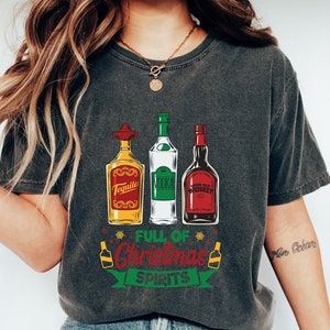 Tequila Wodka Whisky T-Shirt, lustiges Weihnachtshemd, Weihnachtshemden, trinkendes T-Shirt, voller Weihnachtsgeist-T-Stück, frohe Weihnachten y'all