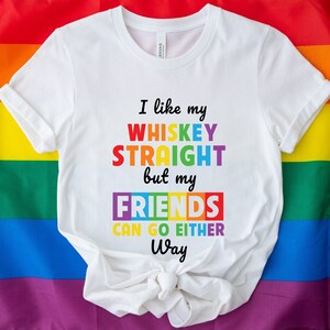 Ich mag meinen Whisky gerade, aber meine Freunde können so oder so gehen Shirt, lustiges LGBT Shirt, Humor Pride Shirt, lustiges LGBT Support Shirt, Gay Shirt