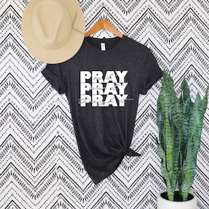 Orar sobre ella camisa, orar sobre ella camisa, regalos cristianos para las mujeres, camisa religiosa, camisa cristiana, camisa del versículo bíblico, camisa de poder en la oración