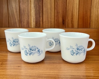 Juego de 4 tazas con diseño de flores en azul bruma colonial de CORNING WARE, década de 1980, taza para té y café, fabricada en EE. UU., diseño floral, decoración de cocina estilo cabaña