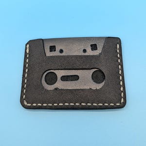 Cartera de cuero personalizada con cinta de casete que brilla en la oscuridad, hecha a mano, única