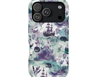 Könnte beinhalten: Eine Smartphone-Hülle mit einem Aquarellmuster aus dunkelvioletten und türkisfarbenen Meeresmotiven, darunter Segelschiffe, Wale, Totenköpfe und Noten. Das Design ist auf einem hellen Hintergrund mit abstrakten Wasserpflanzenformen platziert.