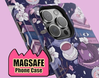 Könnte beinhalten: Dunkelblaue MagSafe-Handyhülle mit floralem Muster. Das Design umfasst weiße Blumen, Bücher, eine Teetasse und einen Hut. Der Text "MAGSAFE Phone Case" befindet sich in einer rosa-schwarzen Grafik.