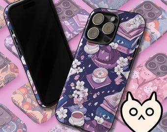 Könnte beinhalten: Handyhüllen mit einem skurrilen Design mit Bücherstapeln, Teetassen und einem Hexenhut auf dunkelblauem Hintergrund. Weiße florale Akzente und ein herzförmiges Logo sind ebenfalls sichtbar. Die Hüllen werden auf einer rosa Oberfläche präsentiert.