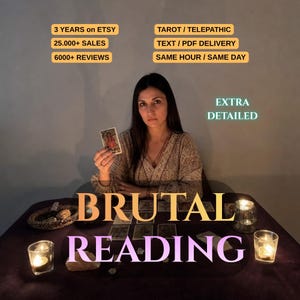 Könnte beinhalten: Eine Person hält eine Tarotkarte an einem Tisch mit Kerzen und Karten. Die Texteinblendungen umfassen 3 YEARS ON ETSY, 25.000+ SALES, 6000+ REVIEWS, TAROT / TELEPATHIC, TEXT / PDF DELIVERY, SAME HOUR / SAME DAY, EXTRA DETAILED, BRUTAL READING.