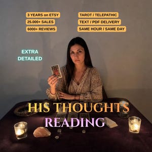 Könnte beinhalten: Eine Person hält eine Tarotkarte an einem Tisch mit Kerzen, Kristallen und Karten. Die Texteinblendungen lauten: 3 YEARS ON ETSY, 25.000+ SALES, 6000+ REVIEWS, TAROT / TELEPATHIC, TEXT / PDF DELIVERY, SAME HOUR / SAME DAY, EXTRA DETAILED, HIS THOUGHTS READING.