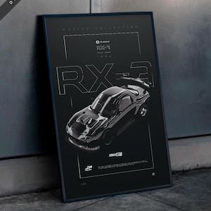 Op de afbeelding: Zwart-witte poster met een zwarte Mazda RX-7 sportwagen met de tekst "MAZDA RX-7 Turbo Series 1992" en "FORMULA DRIFT" op een zwarte achtergrond.