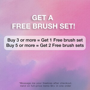 Może przedstawiać: Obraz promocyjny z akwarelowym tłem w odcieniach r&oacute;żu, fioletu i bieli. Tekst "GET A FREE BRUSH SET!" jest wyświetlany u g&oacute;ry. Poniżej napisano: "Buy 3 or more = Get 1 Free brush set" i "Buy 5 or more = Get 2 Free brush sets."