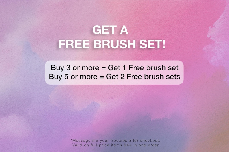 Może przedstawiać: Obraz promocyjny z akwarelowym tłem w odcieniach r&oacute;żu, fioletu i bieli. Tekst "GET A FREE BRUSH SET!" jest wyświetlany u g&oacute;ry. Poniżej napisano: "Buy 3 or more = Get 1 Free brush set" i "Buy 5 or more = Get 2 Free brush sets."