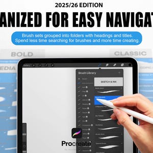 Op de afbeelding: Digitale illustratie van een tablet met de penselenbibliotheek van de Procreate-app. Het scherm toont penseelopties, waaronder "Pencil Sketch". De tekst "ORGANIZED FOR EASY NAVIGATION" staat bovenaan, met een beschrijving eronder. Een stylus wordt in de buurt van het scherm gehouden.