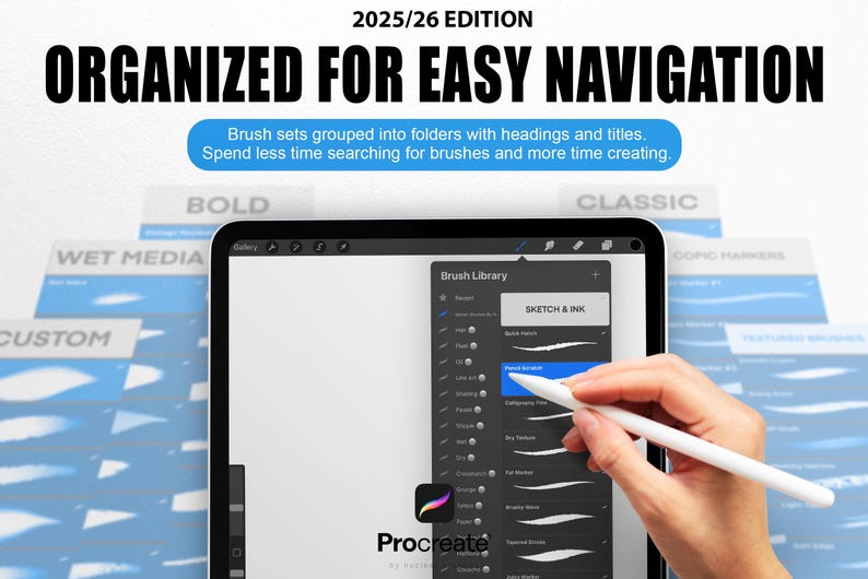 Op de afbeelding: Digitale illustratie van een tablet met de penselenbibliotheek van de Procreate-app. Het scherm toont penseelopties, waaronder "Pencil Sketch". De tekst "ORGANIZED FOR EASY NAVIGATION" staat bovenaan, met een beschrijving eronder. Een stylus wordt in de buurt van het scherm gehouden.