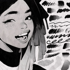 Puede incluir: Ilustraci&oacute;n digital en blanco y negro de una mujer con el pelo corto y rizado sonriendo. La imagen incluye una variedad de trazos de pincel y texturas en blanco y negro.