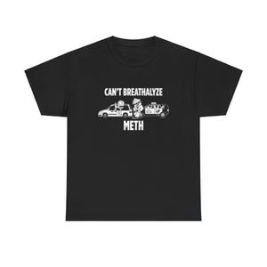 Puede incluir: Camiseta negra con un gráfico blanco de un policía deteniendo un coche con el texto "Can't Breathalyze Meth".